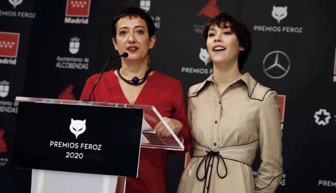 María Guerra, presidenta de la Asociación de informadores cinematográficos, y la actriz Greta Fernández durante la rueda de prensa ofrecida este viernes para dar a conocer los nominados que competirán en la sexta edición de los Premios Feroz 2020 que concede la Asociación de Informadores de Cine de España (AICE). EFE/Paco Campos