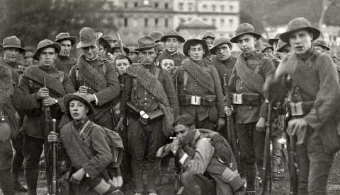 Concentración de tropas en la playa de Ondarreta con destino a la guerra de Marruecos. Fondo Car-Kutxa Fototeka / Wikimedia Commons