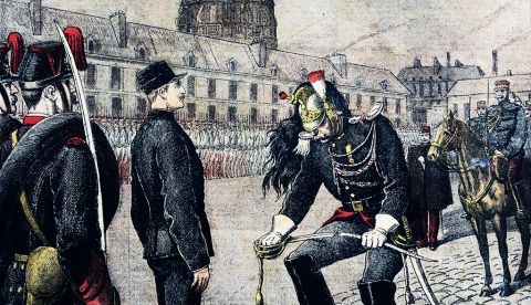 Ilustración de la degradación de Alfred Dreyfus en la Escuela Militar de París. / WIkipedia.