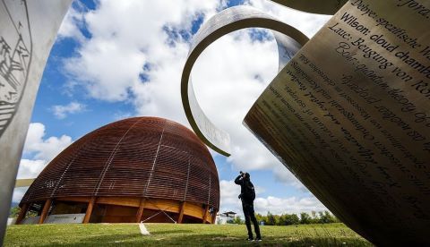 Ginebra, 6 jul (EFE).- El Centro Europeo de Física de Partículas (CERN) anunció hoy la primera observación en el Gran Acelerador de Hadrones (LHC) de una partícula subatómica con dos quarks pesados, un fenómeno de la física cuya existencia había sido predicha en los años sesenta, pero que no se había confirmado hasta la fecha.