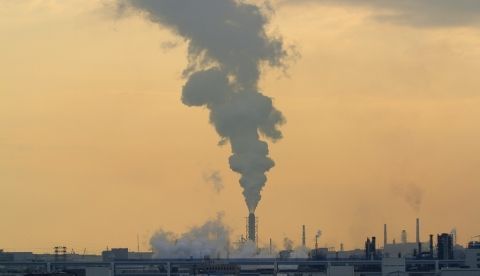 Respecto a las comunidades autónomas, el INE destaca que los establecimientos industriales de Cataluña efectuaron el mayor gasto en protección del medio ambiente en 2018, con el 21,8 % del total nacional. EFE/FRANCK ROBICHON