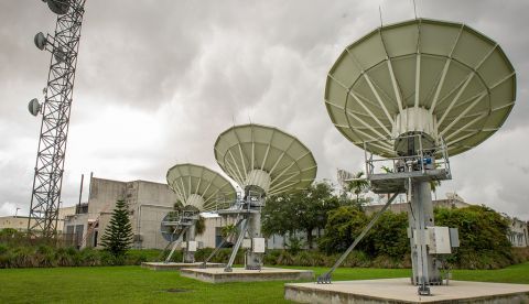 Vista de radares dispuestos en la entrada de la sede del Centro Nacional de Huracanes (NHC) hoy, viernes 1 de junio de 2018, en Miami, Florida (EE.UU.). EFE