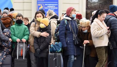Grupo de personas en la estación de trenes de la ciudad de Lviv, al oeste de Ucrania, esperando el tren a Polonia. Bumble Dee / Shutterstock