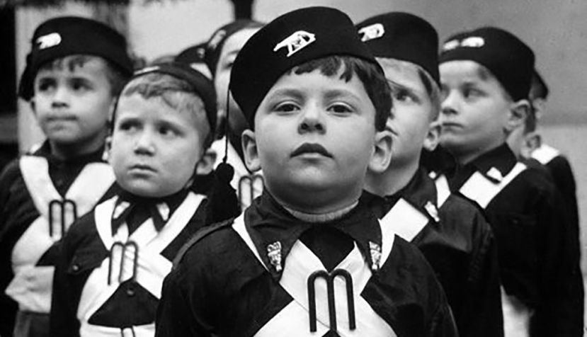 Grupo de niños con el uniforme de Balilla. / Wikipedia.