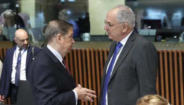 El ministro de Agricultura, Pesca y Alimentación, Luis Planas, conversa con uno de sus homólogos en el marco del Consejo de Ministros de Agricultura y Pesca de la Unión Europea. / © lamoncloa.gob.es. Ministerio de la Presidencia.