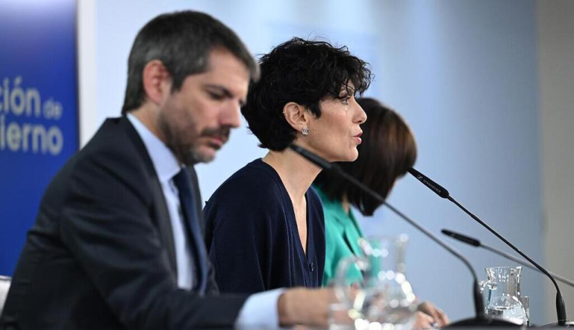 El ministro de Cultura, Ernest Urtasun, la ministra de Inclusión, Seguridad Social y Migraciones y portavoz del Gobierno, Elma Saiz, y la ministra de Ciencia, Innovación y Universidades, en la rueda de prensa posterior al Consejo de Ministros. | Pool Moncloa / Borja Puig de la Bellacasa