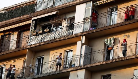 Vecinos del barrio de Amara de San Sebastián aplaudiendo en sus balcones. EFE/Javier Etxezarreta
