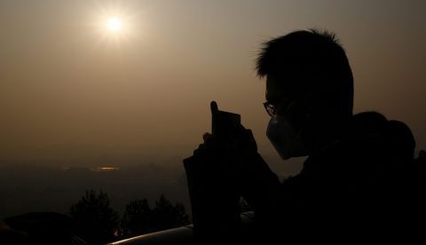 El mayor factor de riesgo de esta enfermedad, para lo que no existe cura, pero se puede tratar, es el tabaquismo, así como la exposición a la contaminación del aire. EFE/Wu Hong