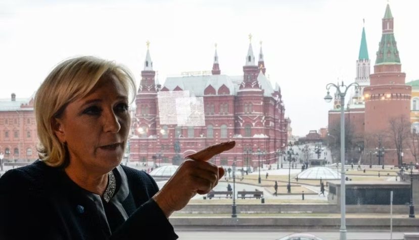 Le rapport de la commission parlementaire épingle la poutinophilie du RN et de Marine Le Pen, ici à Moscou en mars 2017 peu avant une rencontre avec Vladimir Poutine. Mais le parti d’extrême droite a aussi, voire surtout, de nombreux alliés au sein de l’UE… Kirill Kudryavtsev/AFP