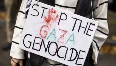 En las protestas propalestinas ha sido habitual ver a personas con pancartas pidiendo el fin del genocidio en la Franja de Gaza. Christoph Reichwein/picture alliance via Getty Images