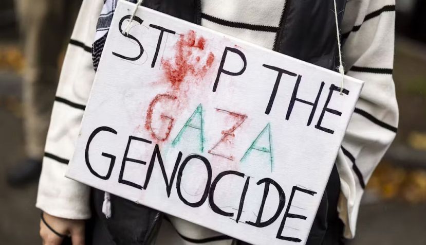 En las protestas propalestinas ha sido habitual ver a personas con pancartas pidiendo el fin del genocidio en la Franja de Gaza. Christoph Reichwein/picture alliance via Getty Images
