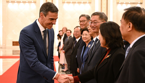 El presidente del Gobierno, Pedro Sánchez, saluda durante la ceremonia de bienvenida ofrecida por el primer ministro, Li Qiang. | Pool Moncloa/Borja Puig. Pekín (República Popular China) - 14.4.2026