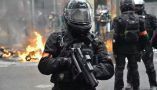 Des membres de la Brigades de répression des actions violentes motorisées (BRAV-M) lors d'une manifestation le 1er mai 2021. Cette unité constituée de brigades mobiles à moto est créé en mars 2019 dans le cadre du mouvement des Gilets jaunes. Bertrand Guay/AFP