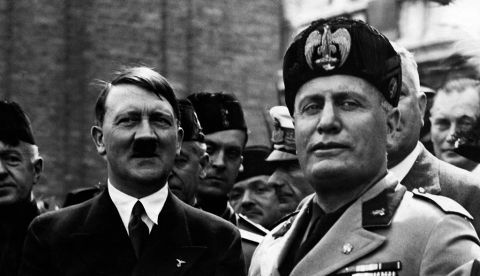 Adolf Hitler (i) junto a Benito Mussolini.