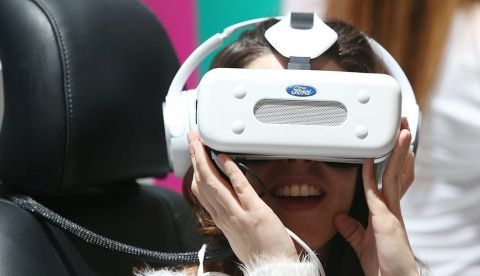 Una mujer utiliza unas gafas de realidad virtual