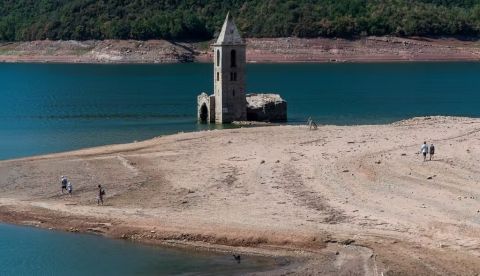 La iglesia del embalse de Sau, en Cataluña, emerge debido a la falta de precipitaciones. Lorena Sopena / Shutterstock