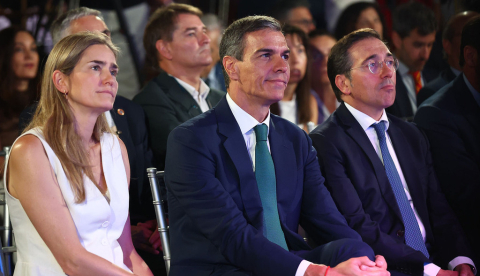 El presidente del Gobierno, Pedro Sánchez, junto a la vicepresidenta tercera, Sara Aagesen, y el ministro de Asuntos Exteriores, Unión Europea y Cooperación, José Manuel Albares, en la clausura del acto. | Pool Moncloa/Fernando Calvo. Teatro Real , Madrid - 22.6.2026