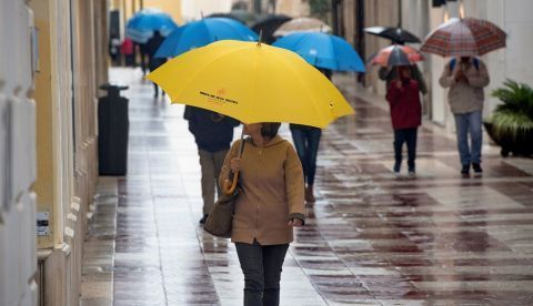 Varias personas pasean bajo la lluvia. EFE/ David Arquimbau Sintes/Archivo