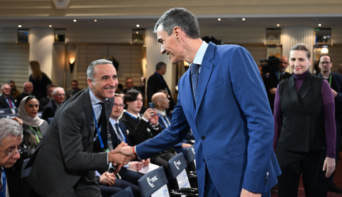 El presidente del Gobierno, Pedro Sánchez, saluda a los asistentes a la Conferencia de Seguridad de Múnich a su llegada al evento. | Moncloa/Borja Puig de la Bellacasa. Múnich (Alemania) - 