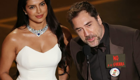 Javier Bardem, luciendo su solapa de protesta, en el escenario con Priyanka Chopra. Chris Torres/EPA