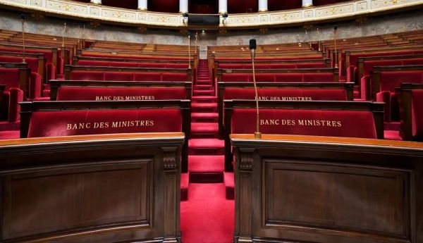 Censure du gouvernement: «si Macron choisit encore le premier ministre, les mêmes causes produiront les mêmes effets»