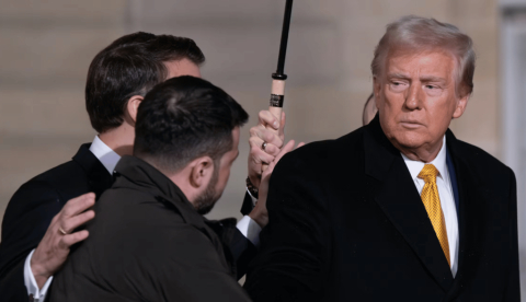 Zelenski saluda a Trump en una cumbre en París, en presencia del presidente francés Emmanuel Macron. Shutterstock