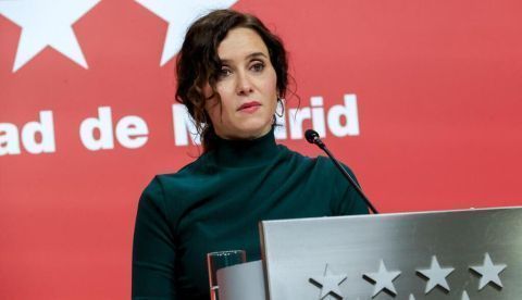 Ayuso y el faro de la tribuna de invitados