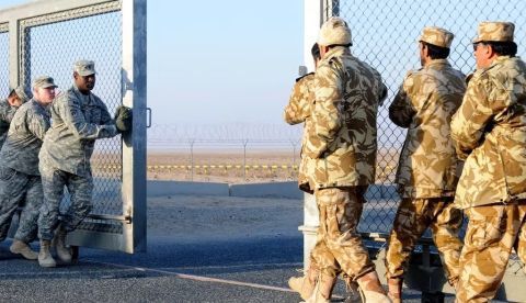 Tropas estadounidenses y kuwaitíes cierran la frontera entre Kuwait e Irak tras el paso de los últimos convoyes militares el 18 de diciembre de 2011, poniendo fin a la Operación Nuevo Amanecer, sucesora de la Operación Libertad Iraquí iniciada en marzo de 2003. Wikimedia Commons / Corporal Jordan Johnson, United States Army