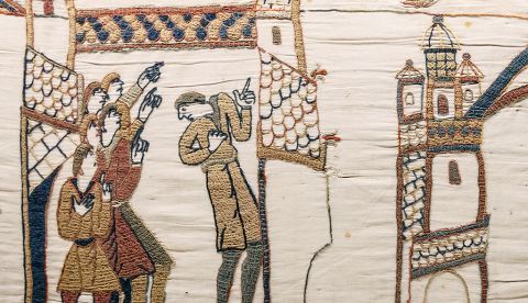 Representación del cometa Halley en la escena XXXII del Tapiz de Bayeux. La inscripción en latín dice Isti mirant stella.