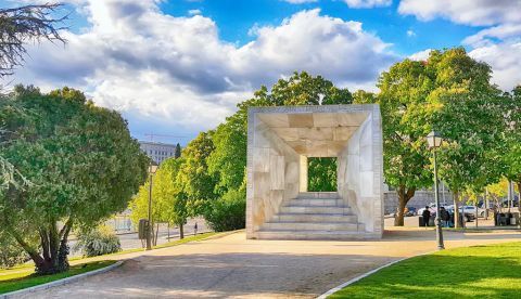 Monumento a la Constitución Española en Madrid, obra del arquitecto Miguel Ángel Ruiz-Larrea. Shutterstock / Enriscapes