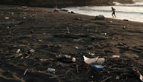 Vista de una playa contaminada por plásticos. EFE/Archivo