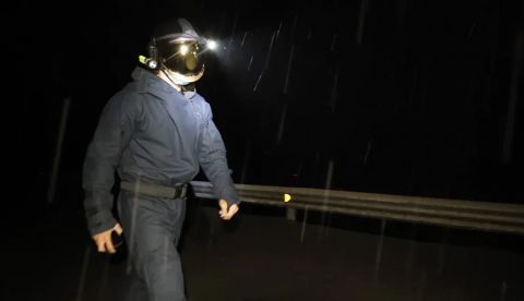 Un miembro de la Unidad Militar de Emergencias bajo la lluvia y la ceniza en los alrededores del nuevo volcán de La Palma. Flickr / UME
