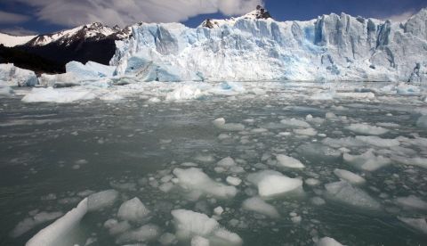 A través de un informe, Avaaz examinó los videos que YouTube recomienda a sus usuarios cuando buscan los términos "calentamiento global", "cambio climático" o "manipulación climática" en la plataforma, y se centró específicamente en los videos que YouTube posteriormente sugiere a sus usuarios tanto en la barra de sugerencias de la aplicación móvil como en la web. EFE/Ian Salas/Archivo