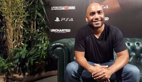 Shauyn Escayg, director creativo de Naughty Dog, el estudio responsable de "Uncharted: El legado perdido", posa para Efe durante la entrevista. EFE/Manuel Moncada