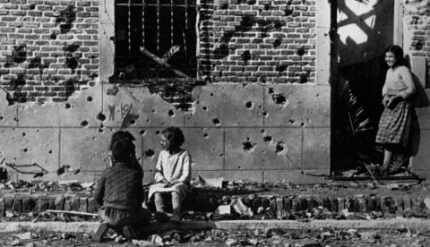 Casa de Madrid fotografiada tras los bombardeos franquistas. Robert Capa.