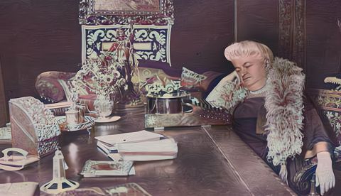 Foto de archivo de Emilia Pardo Bazán en su lugar de trabajo / Foto coloreada por El Obrero.