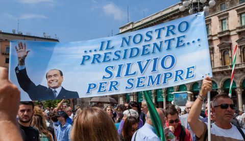 Miles de personas acudieron a despedir a Silvio Berlusconi durante su funeral, celebrado en la catedral de Milán el 14 de junio de 2023. Ruggiero Scardigno / Shutterstock