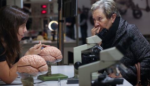La Semana de la Ciencia y la Innovación empieza este lunes, día 4, con más de 1.200 actividades gratuitas que se prolongarán hasta el 17 de noviembre y con el objetivo de involucrar a los ciudadanos en la ciencia y la tecnología, además de fomentar las vocaciones entre los jóvenes sin barreras de género. EFE/Javier Etxezarreta/Archivo 	   