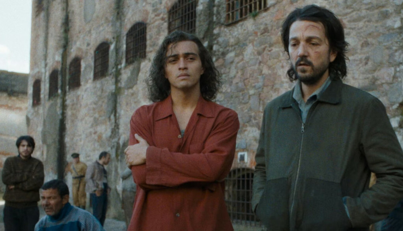 Tonatiuh y Diego Luna en El beso de la mujer araña. Cortesía de Mongrel Media