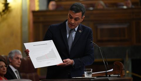 El presidente del Gobierno, Pedro Sánchez, muestra un gráfico durante el Debate sobre el Estado de la Nación.  / La Moncloa.