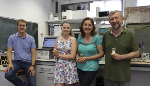 Los investigadores de la Universidad Politénica de Valencia, de I a D, Román Bataller, Lara Sobrino, Isabel Escriche y Juan Sotohan han desarrollado una lengua electrónica capaz de discriminar entre la miel pura y las mieles adulteradas con jarabes alimentarios de una manera "sencilla, rápida y barata". EFE/Universitat Politécnica de València 