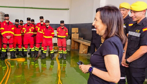 La ministra de Defensa, Margarita Robles, se dirige al personal de la UME durante la visita al Cuarto Batallón de Intervención de Emergencias (BIEM IV) en la Base Aérea de Zaragoza. / © lamoncloa.gob.es. Ministerio de la Presidencia.