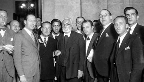 El escritor y diputado por Salamanca Miguel de Unamuno (c) posa con un grupo de periodistas a la salida del Congreso de los Diputados. Efe//ct