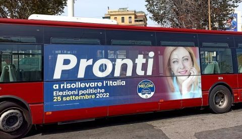 Autobús con propaganda electoral de Fratelli D'talia por las calles de Roma. Shutterstock / Kraft74