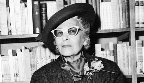 Victoria Ocampo firmando libros en El Ateneo, Buenos Aires, 1967