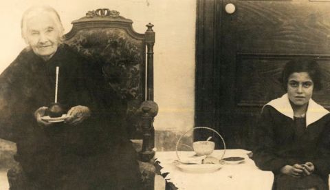 Gabriela Mistral cuando niña, junto a su abuela paterna, Isabel Villanueva. Wikimedia Commons