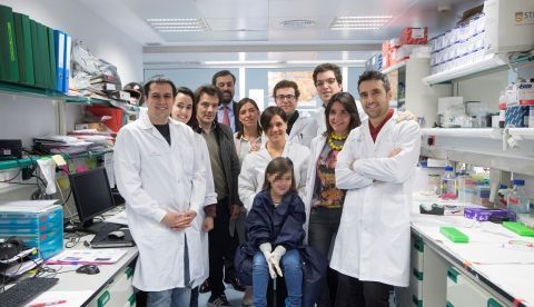 El director científico del Campus Clínic-UB del Insituto de Investigación contra la Leucemia Josep Carreras, el doctor Pablo Menéndez (3i), junto a su equipo médico, y la niña Inés, que superó una leucemia, este martes tras la rueda de prensa que ha ofrecido para explicar que científicos de la Fundación Josep Carreras y de la Universidad de Cantabria han descubierto, en un estudio pionero, que el genoma de un tipo de leucemia infantil de diagnóstico letal es el más estable de cualquier cáncer pediátrico secuenciado hasta ahora y han hallado un biomarcador para predecir su pronóstico. EFE 	   