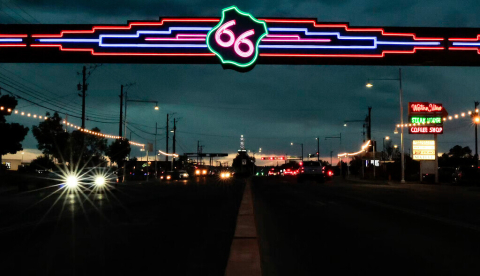Un tramo de la Ruta 66 en Albuquerque, Nuevo México, fotografiado el 7 de junio de 2026. Los pueblos y ciudades situados a lo largo de la carretera se están preparando para celebrar el centenario de esta emblemática vía. Heather Diehl/Getty Images
