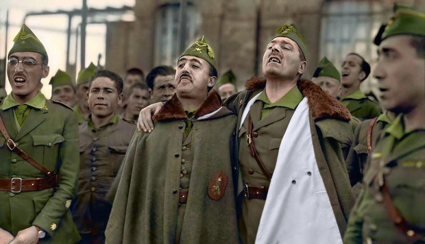 Francisco Franco y Millán Astray se abrazan mientras cantan junto a otros legionarios del Cuartel de Dar Riffien (Ceuta). Foto Bartolomé Ros. Archivo Familia Ros Amador. E/Coloreada - @latinapaterson