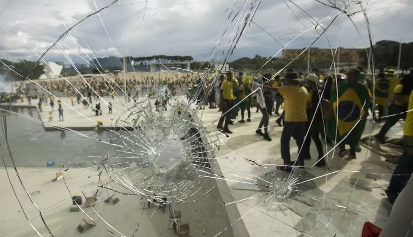 Simpatizantes del expresidente brasileño Jair Bolsonaro se enfrentan a las fuerzas de seguridad en las inmediaciones de la plaza de los Tres Poderes de Brasilia. Joedson Alves/Anadolu Agency via Getty Images